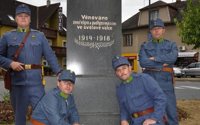 Svíčkami uctili památku padlých vojáků u Zborova.