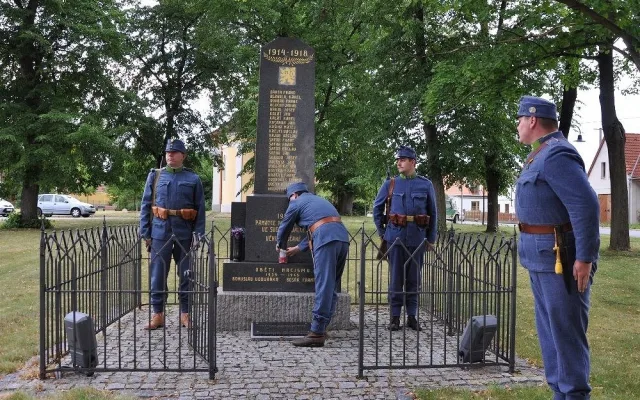 Svíčkami uctili památku padlých vojáků u Zborova.