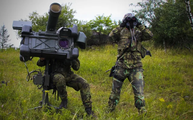 V palebném postavení českého družstva vyzbrojeného protiletadlovým raketovým kompletem RBS-70
