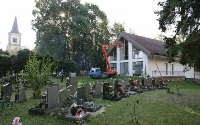 Volyňská hřbitovní galerie Na shledanou vyrábět a prodávat ochranné fólie se siluetami dravců.