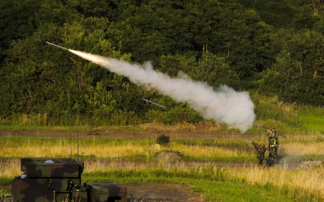 Čeští vojáci při střelbě z protiletadlových raketových kompletů S-2M.