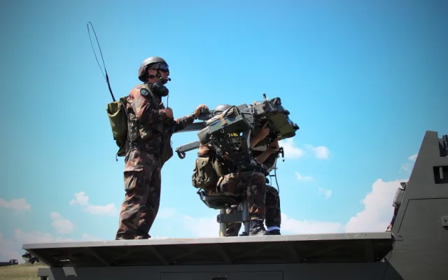 Maďarští vojáci se zapojili s protiletadlovým raketovým systémem MISTRAL.