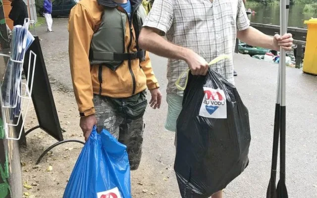 Vodáci se do úklidu řeky aktivně zapojili.