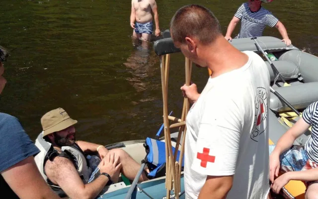 Záchranář Jedu vodu Martin Pöschl při práci.