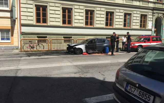 Ohořelý vůz BMW.