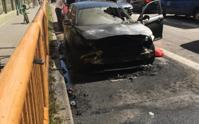 Ohořelý vůz BMW.