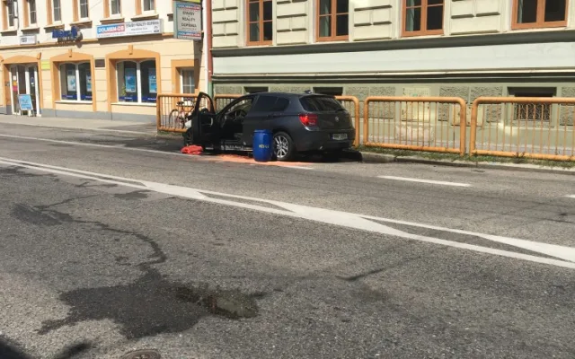 Ohořelý vůz BMW.