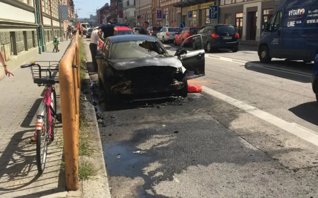 Ohořelý vůz BMW.