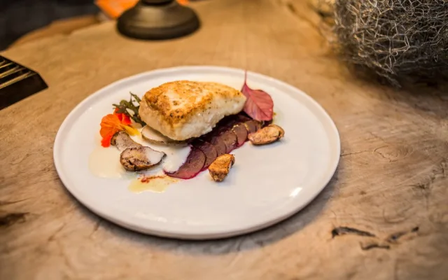 Halibut s křenovou omáčkou a červenou řepou.