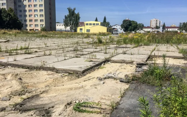 Budoucí plocha záchytného parkoviště Jírovcova.
