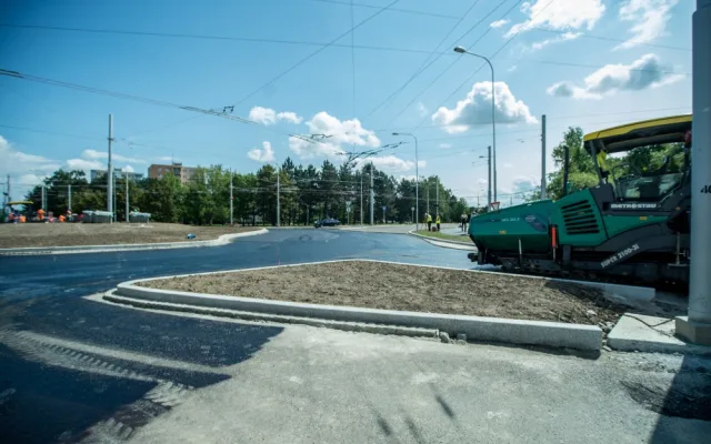 Kruhový objezd na Husově třídě.