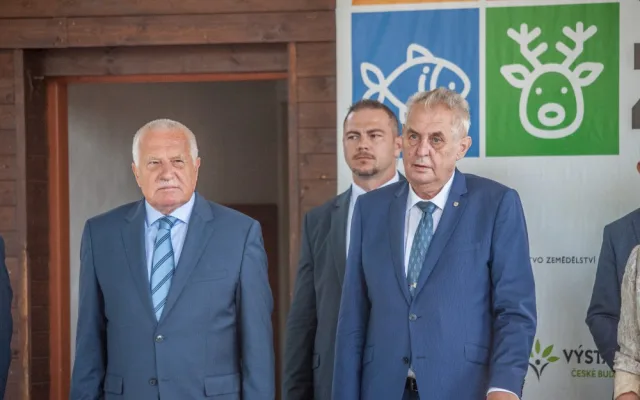 Bývalý prezident Václav Klaus a současná hlava státu Miloš Zeman.