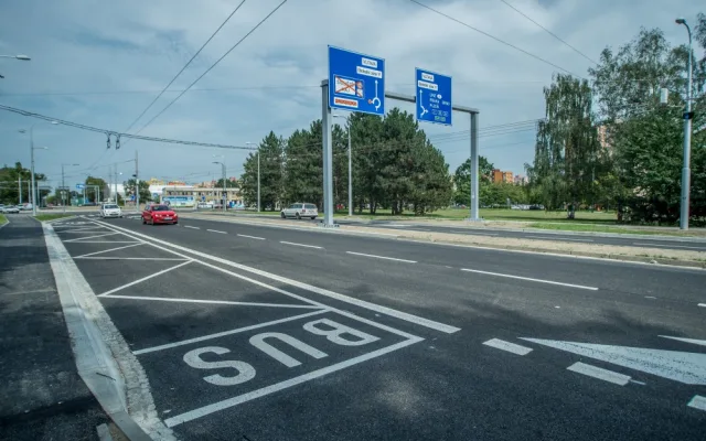 Kruhová křižovatka ulic Husova a Strakonická.