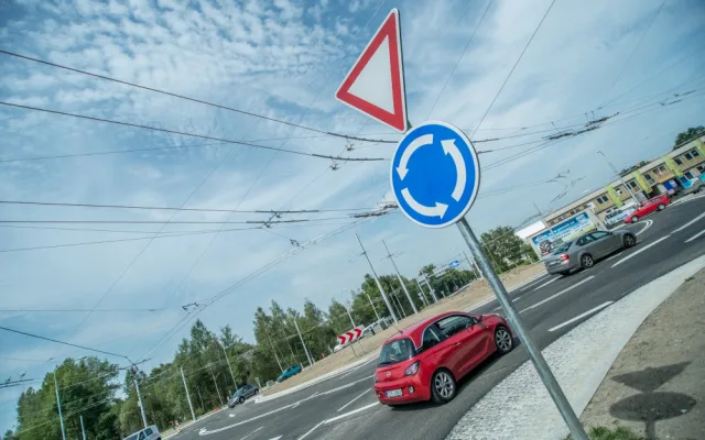 Kruhová křižovatka ulic Husova a Strakonická.