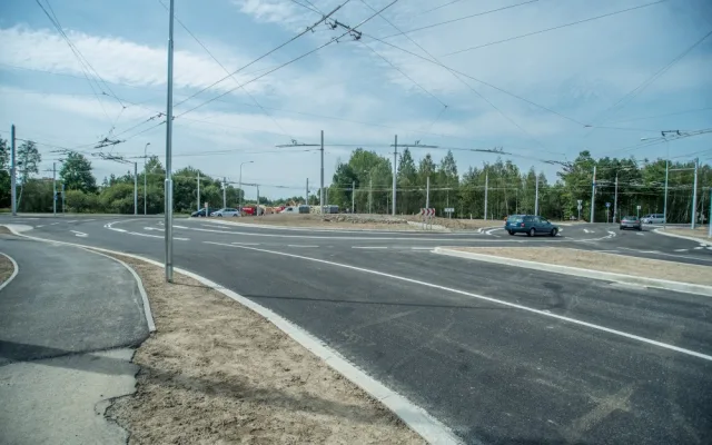 Kruhová křižovatka ulic Husova a Strakonická.
