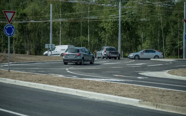 Kruhová křižovatka ulic Husova a Strakonická.