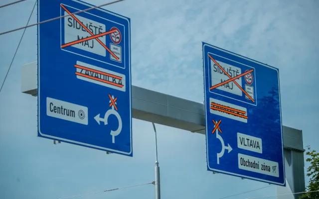 Kruhová křižovatka ulic Husova a Strakonická.