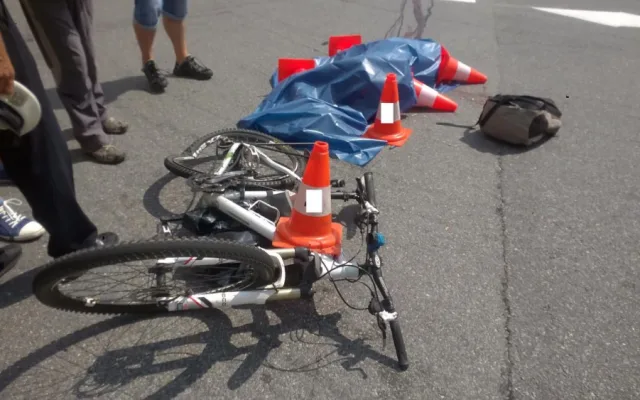 Pod koly nákladního automobilu zemřel na silnici v Husinci na Prachaticku cyklista.