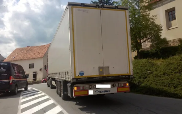 Pod koly nákladního automobilu zemřel na silnici v Husinci na Prachaticku cyklista.