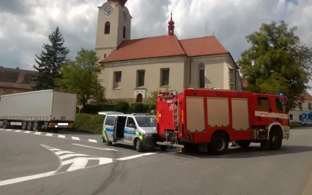 Pod koly nákladního automobilu zemřel na silnici v Husinci na Prachaticku cyklista.
