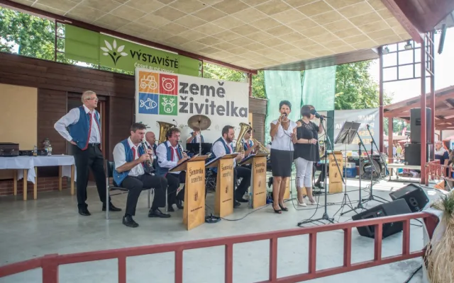 Země živitelka.
