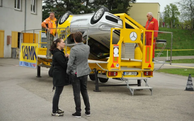 Návštěvníci budou moci vyzkoušet otočný simulátor, který napodobuje havárii vozu s přetočením přes střechu auta.