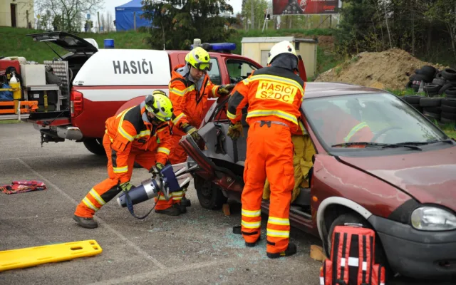 Své umění předvedou i hasiči a záchranáři, kteří budou vyprošťovat osoby z vozidla při simulované havárii a zdolávat požár vozidla.