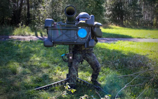 Proti letadlům působila také družstva vyzbrojená protiletadlovým raketovým kompletem RBS-70.