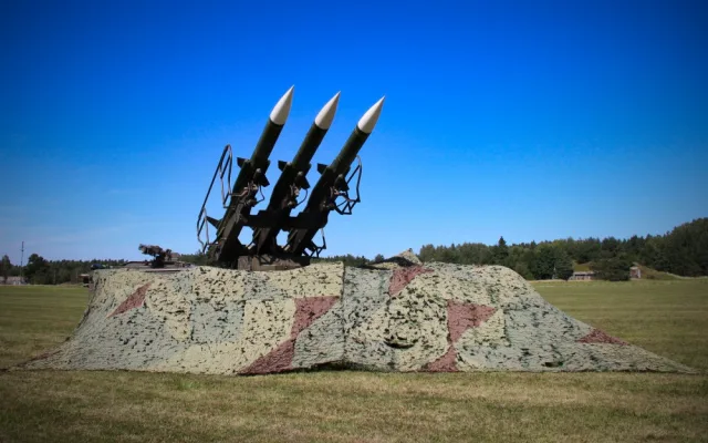 Odpalovací zařízení 2P25 s raketami.