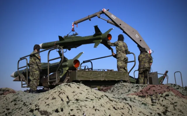 Nabíjení protiletadlového raketového komplexu 2K12 KUB.