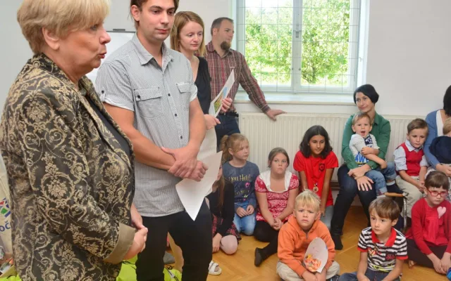 Hejtmanka Jihočeského kraje Ivana Stráská zahájila nový školní rok ve dvoutřídce v Základní škole Petříkov na Českobudějovicku.