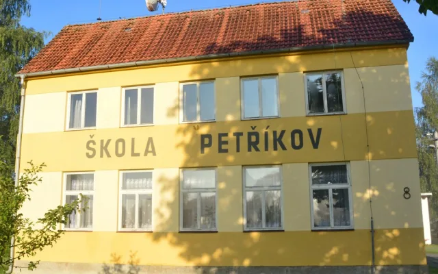 Hejtmanka Jihočeského kraje Ivana Stráská zahájila nový školní rok ve dvoutřídce v Základní škole Petříkov na Českobudějovicku.