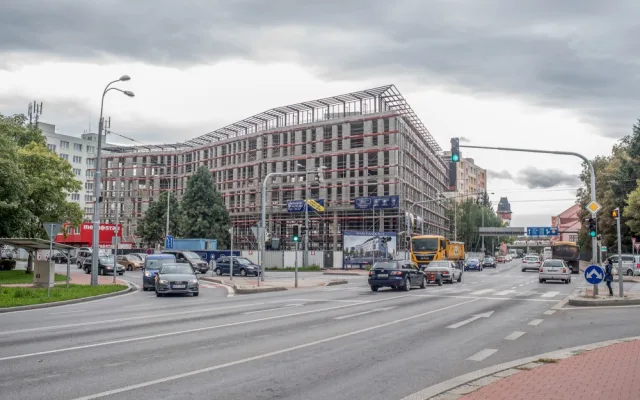 Hrubá stavba administrativního centra Piano v Českých Budějovicích je hotová.