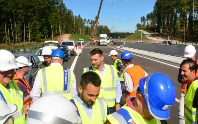 Krajský radní pro dopravu Jiří Švec si prohlédl dokončovací práce na stavbě dálnice D3 v úseku Borek – Úsilné.
