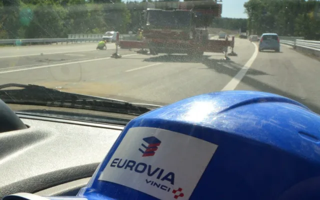Dokončovací práce na stavbě dálnice D3 v úseku Borek – Úsilné.