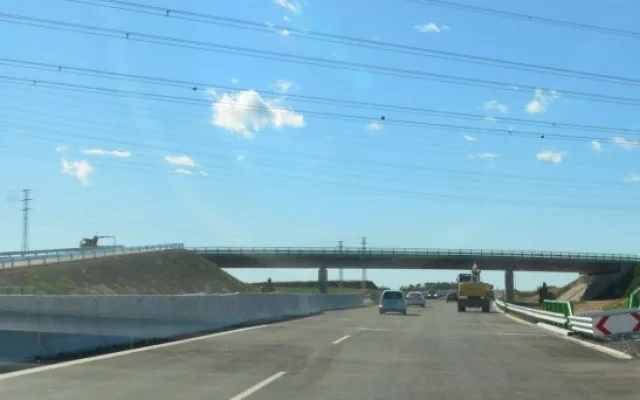 Dokončovací práce na stavbě dálnice D3 v úseku Borek – Úsilné.