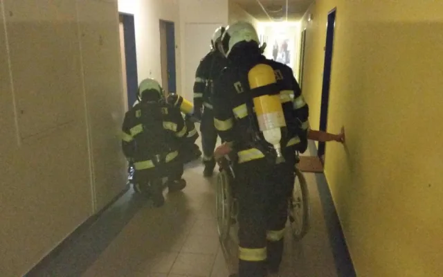 Cvičení jihočeských hasičů v Alzheimer centru a v Senior domě v Českých Budějovicích.