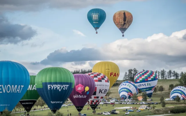 Nad Lipnem létají balony.