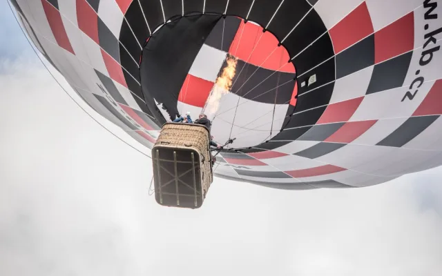 Nad Lipnem létají balony.