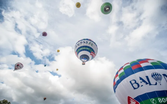 Nad Lipnem létají balony.
