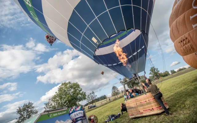 Nad Lipnem létají balony.
