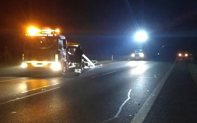 Tragická dopravní nehoda u Semic na Písecku, kde ve středu 27. září večer po střetu motorky a osobního auta vyhasly dva lidské životy.