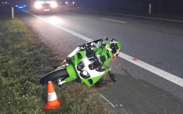 Tragická dopravní nehoda u Semic na Písecku, kde ve středu 27. září večer po střetu motorky a osobního auta vyhasly dva lidské životy.