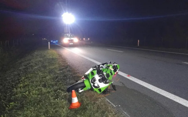 Tragická dopravní nehoda u Semic na Písecku, kde ve středu 27. září večer po střetu motorky a osobního auta vyhasly dva lidské životy.