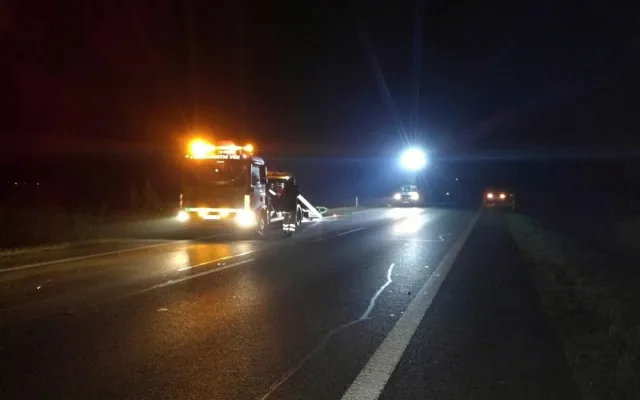 Tragická dopravní nehoda u Semic na Písecku, kde ve středu 27. září večer po střetu motorky a osobního auta vyhasly dva lidské životy.