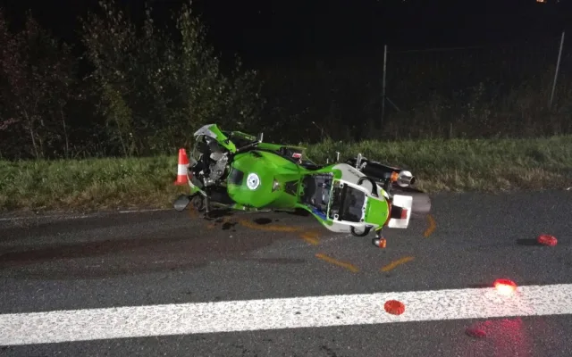 Tragická dopravní nehoda u Semic na Písecku, kde ve středu 27. září večer po střetu motorky a osobního auta vyhasly dva lidské životy.