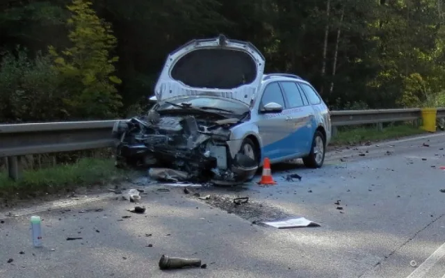 Při střetu s osobním automobilem na silnici mezi obcemi Rájov a Přísečná na Českokrumlovsku v pátek 29. září odpoledne zemřel čtyřiadvacetiletý motorkář.