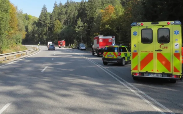 Při střetu s osobním automobilem na silnici mezi obcemi Rájov a Přísečná na Českokrumlovsku v pátek 29. září odpoledne zemřel čtyřiadvacetiletý motorkář.