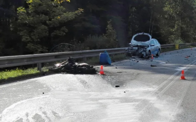 Při střetu s osobním automobilem na silnici mezi obcemi Rájov a Přísečná na Českokrumlovsku v pátek 29. září odpoledne zemřel čtyřiadvacetiletý motorkář.