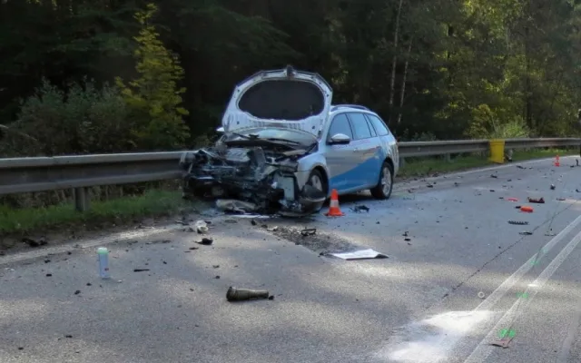 Při střetu s osobním automobilem na silnici mezi obcemi Rájov a Přísečná na Českokrumlovsku v pátek 29. září odpoledne zemřel čtyřiadvacetiletý motorkář.